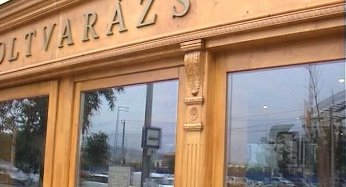 Drveni portal , ulaz u zgradu drvena ulazna vrata