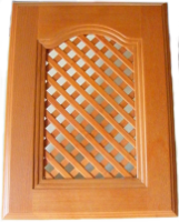 Kuhinjski front sa drvenom resetkom